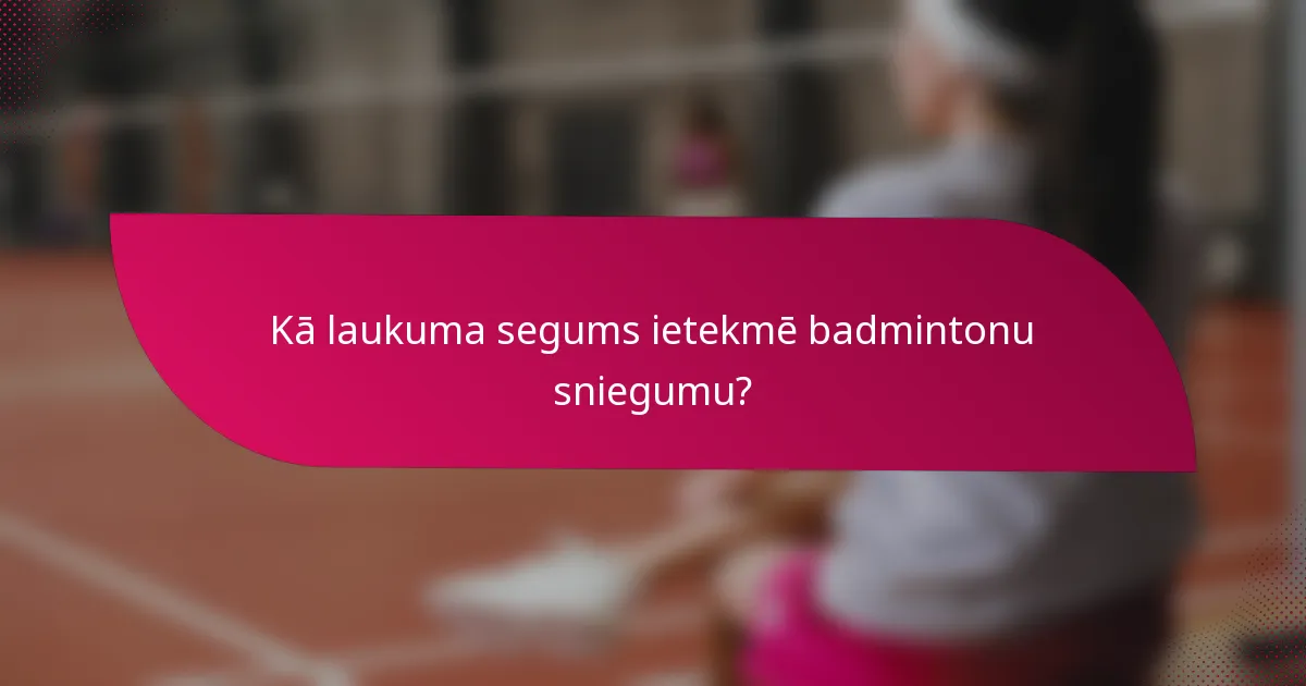 Kā laukuma segums ietekmē badmintonu sniegumu?